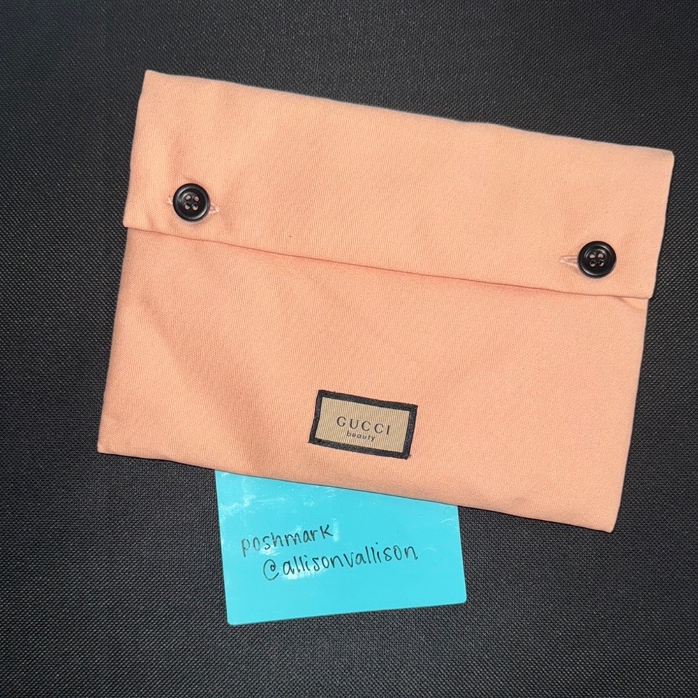 Gucci beauty Coral Buttoned Pouch GWP